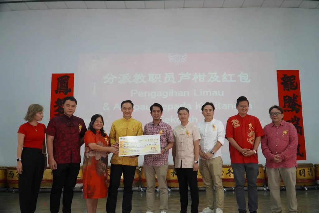 Sumbangan kepada Sekolah Jenis Kebangsaan Cina di Parlimen Hang Tuah Jaya